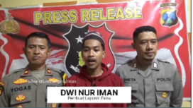 Diapit oleh Kapolsek Mojoagung Kompol Yogas SH dan anggota polisi lainnya, pemuda bernama Dwi Nur Iman, 24, membuat video klarifikasi dan permohonan maaf, karena telah membuat laporan palsu sebagai korban begal di jalan bypass Mojoagung, Sabtu 29 Maret 2025.
Tangkap layar video Instagram@jombanginformasi_