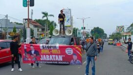 Massa Gerakan Sidorjo Bersih saat melakukan demo kepada Bupati Subandi, Senin (24/3/2025) (Foto: KREDONEWS.COM/ S Purnomo)