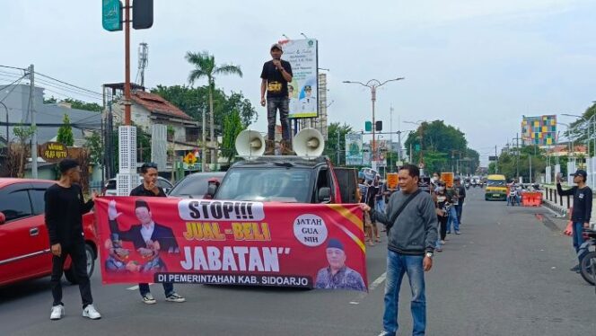 
					Massa Gerakan Sidorjo Bersih saat melakukan demo kepada Bupati Subandi, Senin (24/3/2025) (Foto: KREDONEWS.COM/ S Purnomo)