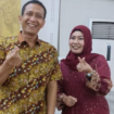 Foto kenangan bupati Bojonegoro Setyo Wahono dengan mendiang anggota DPRD Bojonegoro Eny Soedarwati, 50, yang meninggal dunia dalam kecelakaan bus di Arab Saudi. Foto: Istimewa