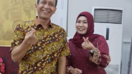 Foto kenangan bupati Bojonegoro Setyo Wahono dengan mendiang anggota DPRD Bojonegoro Eny Soedarwati, 50, yang meninggal dunia dalam kecelakaan bus di Arab Saudi. Foto: Istimewa