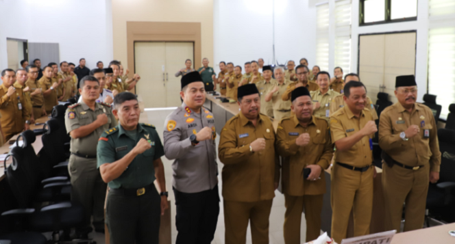 
					Bupati Jombang Warsubi pimpan rapat koordinasi untuk memperketat kamtibmas di Jombang. Seluruh pimpinan Forkompimda sepakat mengajak warga untukm turut serta menjaga keamanan Jombang. Foto: Jombangkab.go.id