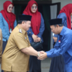 Bupati Jombang Abah Warsubi menyerahkan seluruh gajinya Rp  6.210.500 kepada Baznas Jombang agar dimanfaatkan untuk membantu menyejahterakan warga masyarakat Jombang. Foto: Jombangkab.go.id