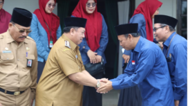 Bupati Jombang Abah Warsubi menyerahkan seluruh gajinya Rp  6.210.500 kepada Baznas Jombang agar dimanfaatkan untuk membantu menyejahterakan warga masyarakat Jombang. Foto: Jombangkab.go.id
