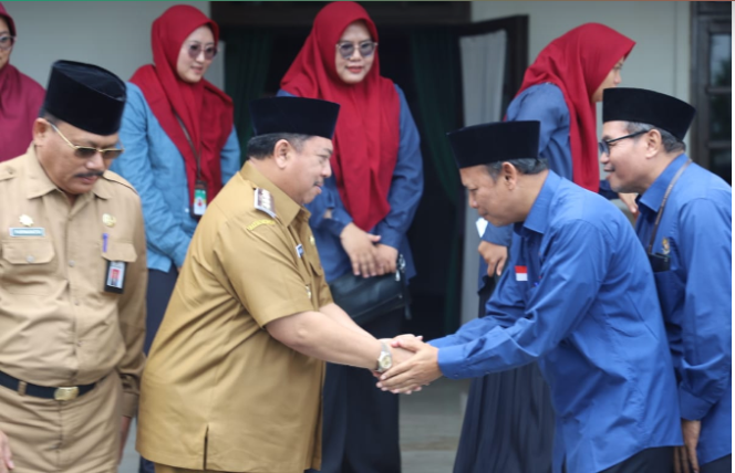 
					Bupati Jombang Abah Warsubi menyerahkan seluruh gajinya Rp  6.210.500 kepada Baznas Jombang agar dimanfaatkan untuk membantu menyejahterakan warga masyarakat Jombang. Foto: Jombangkab.go.id