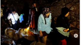 Suasana saat peziarah ramai masuk ke dalam gua Safarwadi, malam hari. Lokasi di Tasikmalaya, Jawa Barat. Instagram@bbcIndonesia