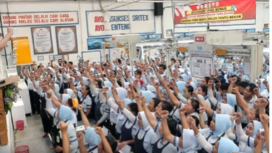 Aksi unjuk rasa ratusan karyawan PT Sri Rejeki Isman Tbk (Sritex) di depan rumah Iwan Setiawan Lukminto, pemilik perusahaan, yang terletak di Kelurahan Sriwedari, Kecamatan Laweyan, Kota Solo, Jawa Tengah. Aksi ini berlangsung pada 21 Maret 2025 dan merupakan tuntutan untuk pembayaran Tunjangan Hari Raya (THR) serta pesangon bagi pekerja yang terkena pemutusan hubungan kerja (PHK). Instagram@fortune.idn
