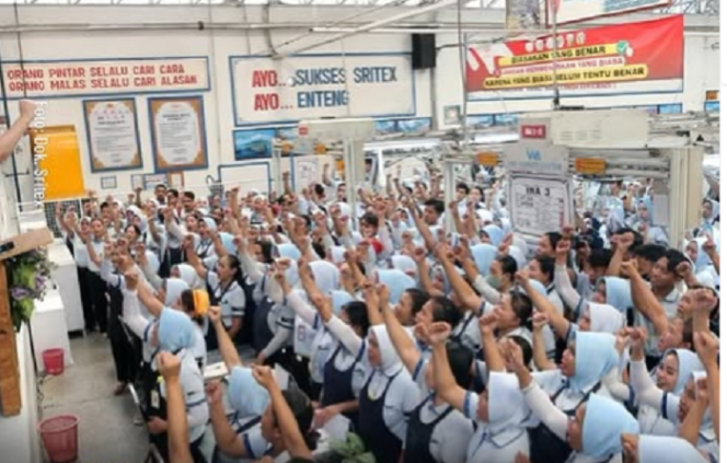 
					Aksi unjuk rasa ratusan karyawan PT Sri Rejeki Isman Tbk (Sritex) di depan rumah Iwan Setiawan Lukminto, pemilik perusahaan, yang terletak di Kelurahan Sriwedari, Kecamatan Laweyan, Kota Solo, Jawa Tengah. Aksi ini berlangsung pada 21 Maret 2025 dan merupakan tuntutan untuk pembayaran Tunjangan Hari Raya (THR) serta pesangon bagi pekerja yang terkena pemutusan hubungan kerja (PHK). Instagram@fortune.idn
