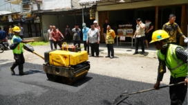 Bupati Jombang Warsubi bersama Wakil Bupati Jombang Salmanudin S.Ag., M.Pd., Sekdakab Jombang Agus Purnomo S.H., M.Si., dan Kepala Dinas PUPR Bayu Pancoroadi,  turun langsung memeriksa proses perbaikan di ruas jalan raya Kesamben. Kamis 20 Maret 2025. Foto: jombangkab.go.id