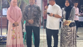 Keluarga besar bupati Jombang,m Warsubi bersama keluaragnya membagikan zakar di bulan Ramadahan ini, sebanyak 2000 tukang becak. Pekan depan untuk yatim pisatum, warga masyarakat tidak mampu. Instagram@wargajombang