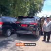 Bupati Jombang Warsubi tengah meninjau langsung pelaksanaan perbaikan jalan di kawasan Kesamebn, merupakan bagian dari 300 km jalan rusak di wilayah Jombang. Tangkap layar video Instagram@wargajombang