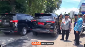 Bupati Jombang Warsubi tengah meninjau langsung pelaksanaan perbaikan jalan di kawasan Kesamebn, merupakan bagian dari 300 km jalan rusak di wilayah Jombang. Tangkap layar video Instagram@wargajombang