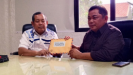 Ketua Jatim Corruption Watch, Sigit Imam Basuki melapor ke Badan Kehormatan DPRD Sidoarjo, karena ada seorang anggota dewan diduga melakukan rangkap jabatan, Jumat 28 Maret 2025. Foto: Istimewa