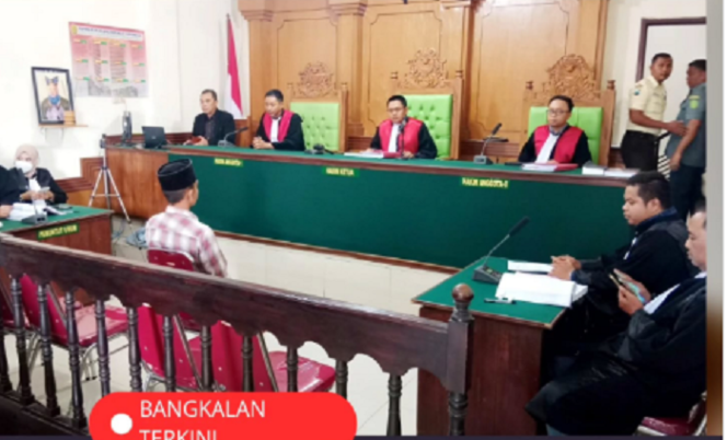 
					Terdakwa Moh Maulidi Al Izhaq, 21, menghadapi sidang di PN Bangkalan Selasa 25 Maret 2025, karena membunuh dan membarkar pacarnay Een Jumiati, 20. Instagram@bangkalanterkini