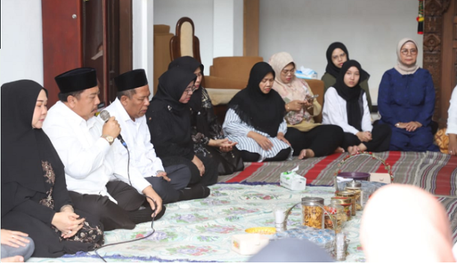 
					Bupati Warsubi bersama Fokompimda Jombang memberikan penghormatan terakhir kepada mendiang H Suyanto, bupati Jombang periode 2023-2013 yang wafat pada tanggal 21 Maret 2025. Foto: jombangkab.go,id