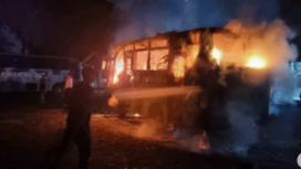 PO Hikmah Trans Jaya mengalami kebakaran, diduga akibat konsleting lampu variasi, saat parkir di terminal Kertajaya, Mojokerto, Minggu 16 Maret 2025. Instagram@kabarmojokerto