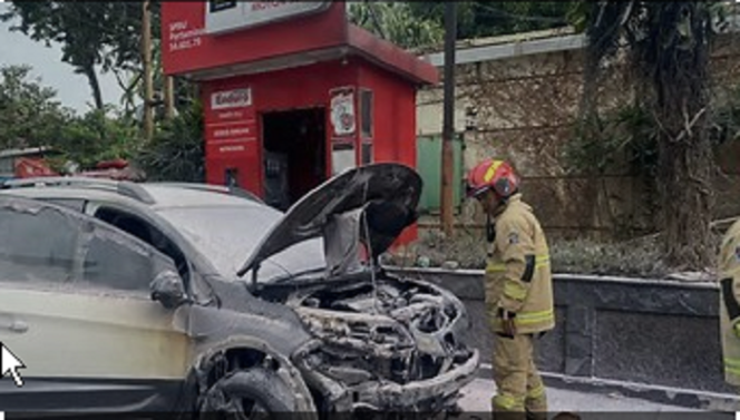 
					Anak-anak usia serpuluh tahunan main korek api dilempar ke tangki BBM SPBU Jl Kayoon Surabaya, terjadi kobaran api menyambar sebuah mobil Honda BRV, terjadi Kamis 27 Maret 2025, sekiktar pukul 14.04 wib. Foto: MSN
