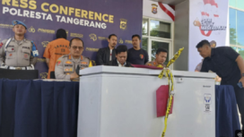 Kapolresta Tangerang, Kombes Pol Baktiar Joko Mujiono, menggelar konferensi pers terkait kasus mutilasi Jefry Rarun pada Jumat, 21 Maret 2025. Dalam konferensi tersebut, Baktiar menjelaskan detail mengenai penemuan jasad Jefry yang dimutilasi dan informasi mengenai pelaku, Marcellino Rarun. Foto: Dok/Kumparan