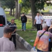 Petugas melakukan evakuasi Niken Tri Winda Sari, 31, setelah bakar diri di depan kampus Stikes Tlogorejo, Semarang, 06.20 WIB, Kamis 27 Maret 2025. Foto: IST
