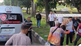 Petugas melakukan evakuasi Niken Tri Winda Sari, 31, setelah bakar diri di depan kampus Stikes Tlogorejo, Semarang, 06.20 WIB, Kamis 27 Maret 2025. Foto: IST