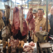 Lebaran kurang sepekan lagi, Sekretaris Pemkab Jombang, Agus Purnomo turun ke ke pasar melakukan cek harga-harga bahan makan. Dia tegaskan harga komoiti makanan stabil. Foto: jombangkab.go.id