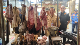Lebaran kurang sepekan lagi, Sekretaris Pemkab Jombang, Agus Purnomo turun ke ke pasar melakukan cek harga-harga bahan makan. Dia tegaskan harga komoiti makanan stabil. Foto: jombangkab.go.id