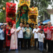 Kehadiran Bupati Jombang Warsubi dan Wakil Bupati Salmanudin Yazid semakin menambah semarak acara Festival Pecinan Jombang, yang digelar  di sepanjang Jalan Buya Hamka, Jombang, 21-23 Maret 2025. Pasangan Warsubi dan Salmanudin bersama ketua penitia Heri Susanto bergambar diantara barongsai. Foto: jombangkab.go.id