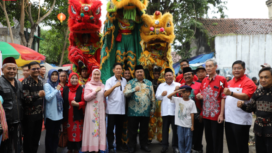 Kehadiran Bupati Jombang Warsubi dan Wakil Bupati Salmanudin Yazid semakin menambah semarak acara Festival Pecinan Jombang, yang digelar  di sepanjang Jalan Buya Hamka, Jombang, 21-23 Maret 2025. Pasangan Warsubi dan Salmanudin bersama ketua penitia Heri Susanto bergambar diantara barongsai. Foto: jombangkab.go.id