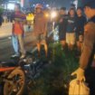 Polisi melakukan olah tempat kejadian perkara (TKP) di depan kantor desa Pasirharjo, Talun, Blitar, pasca terjadi kecelakaan diikut ledakan keras. Mengakibatkan seorang pengendara motor tewas dalam kondisi mengerikan, Selasa malam 25 Maret 2025. Foto: Istimewa/HO