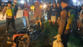 Polisi melakukan olah tempat kejadian perkara (TKP) di depan kantor desa Pasirharjo, Talun, Blitar, pasca terjadi kecelakaan diikut ledakan keras. Mengakibatkan seorang pengendara motor tewas dalam kondisi mengerikan, Selasa malam 25 Maret 2025. Foto: Istimewa/HO