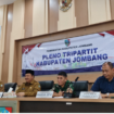 Semua tertawa bahagia saat berlangsung rapat pleno Tripartit membahasa perburuhan di Jombang, Selasa 25 Maret 2025. Pertanda persoalan THR dan May sudah diantisipasi, agar tidak ada yang turun ke jalan. Foto: jombangkab.go,id