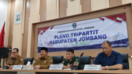 Semua tertawa bahagia saat berlangsung rapat pleno Tripartit membahasa perburuhan di Jombang, Selasa 25 Maret 2025. Pertanda persoalan THR dan May sudah diantisipasi, agar tidak ada yang turun ke jalan. Foto: jombangkab.go,id