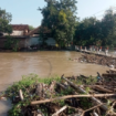 Beginilah kondisi sampah yang menyumbat bawah jembatan sungai Marmoyo di desa Kedungombo, kecamatan Ploso Jombang. Sabtu 1 Maret 20245, tim BPBD, PU, Dinas Pengairan, dan kecamatan membantu membersihkan sampah di jembatan itu. Foto: Tim BPBD Jombang