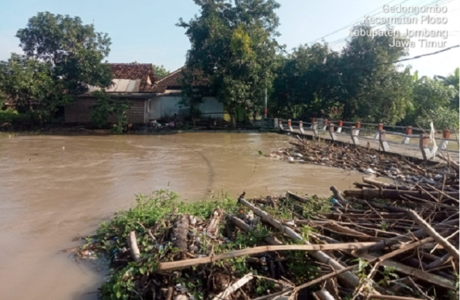 
					Beginilah kondisi sampah yang menyumbat bawah jembatan sungai Marmoyo di desa Kedungombo, kecamatan Ploso Jombang. Sabtu 1 Maret 20245, tim BPBD, PU, Dinas Pengairan, dan kecamatan membantu membersihkan sampah di jembatan itu. Foto: Tim BPBD Jombang