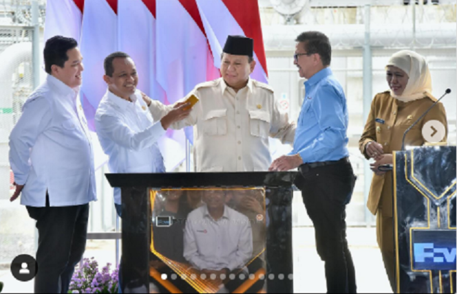 
					Presiden {rabowo Subianto didampingi Menteri BUMN, ESDM dan gubernur Jatim, serta dirut PT Freeport Indonesia, meresmikan smelter pusat permunian emas terbesar di dunia di KEK Gresik, Senin 17 Maret 2025. Instagram@bahlillahaladia
