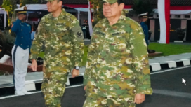 Mantan Presiden RI Susilo Bambang Yudhoyono dan putranya Agus Harimurti Yudhoyono (Ketum Partai Demokrat,  Menteri Koordinator Bidang Infrastruktur dan Pembangunan Kewilayahan) saat mengikuti parade pembukaan acara retret kepala daerah di Magelang. Instagram@presidenyudhoyonoalbum