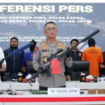 Polda jatim menggelar konferensi pers, Selasa, 11 Maret 2025, terkait penangkap tiga warga Bojonegoror yang terlibat pembuatan senjata api rakitan untuk dipasok ke KKB Papua. Tampak Kapolda Jatim Irjen (Pol) Imam Sugianto memamerkan senjata laras panjang buatan Bojonegro yang akan dikrim kepada KKB Papua.  Foto: Antaranews.com