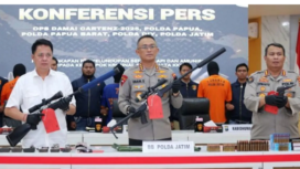 Polda jatim menggelar konferensi pers, Selasa, 11 Maret 2025, terkait penangkap tiga warga Bojonegoror yang terlibat pembuatan senjata api rakitan untuk dipasok ke KKB Papua. Tampak Kapolda Jatim Irjen (Pol) Imam Sugianto memamerkan senjata laras panjang buatan Bojonegro yang akan dikrim kepada KKB Papua.  Foto: Antaranews.com