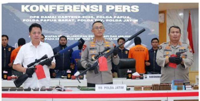 
					Polda jatim menggelar konferensi pers, Selasa, 11 Maret 2025, terkait penangkap tiga warga Bojonegoror yang terlibat pembuatan senjata api rakitan untuk dipasok ke KKB Papua. Tampak Kapolda Jatim Irjen (Pol) Imam Sugianto memamerkan senjata laras panjang buatan Bojonegro yang akan dikrim kepada KKB Papua.  Foto: Antaranews.com