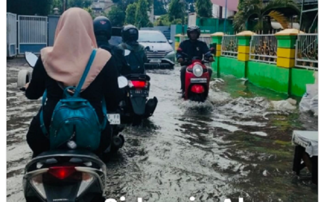 
					Jalan rusak dan banjir menjadi masalah utama kabupaten Sidoarjo, Jawa Timur,  saat ini. Balai Besar Jalan Nasional bei bantuan Rp 3 triliun untuk kota udang. Instagram@dolordarjo
