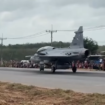 Disaksikan oleh warga masyarakat, Royal Thai Air Force (RTAF) melakukan uji coba take off and landing pesawat tempur di  jalan raya di Provinsi Songkhla, Thailand Selatan. Rabu, 28 Februari 2025. tangkap layar video Instagram@majeliskopi88