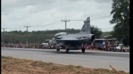 Disaksikan oleh warga masyarakat, Royal Thai Air Force (RTAF) melakukan uji coba take off and landing pesawat tempur di  jalan raya di Provinsi Songkhla, Thailand Selatan. Rabu, 28 Februari 2025. tangkap layar video Instagram@majeliskopi88