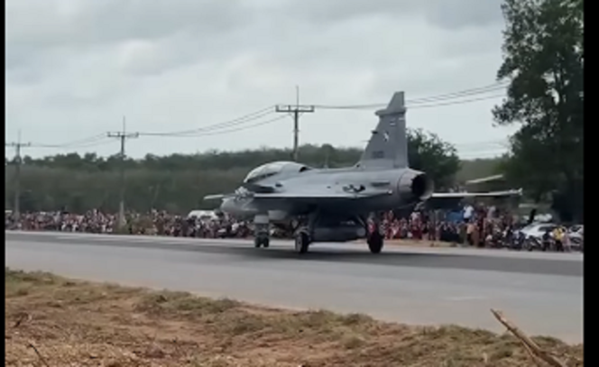 
					Disaksikan oleh warga masyarakat, Royal Thai Air Force (RTAF) melakukan uji coba take off and landing pesawat tempur di  jalan raya di Provinsi Songkhla, Thailand Selatan. Rabu, 28 Februari 2025. tangkap layar video Instagram@majeliskopi88