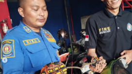 Petugas Damkar kabupaten Mojoagung berhasil mengevakuasi seekor ular, yang menyelinap di dalam kerangka motor milik pedagang yang dipakirk di pasar Mojokagung. Instagram@damkar_kabupaten_jombang