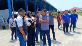 - Wakil Bupati Sidoarjo. Hj Mimik Idayana saat melakukan sidak ke TPA Griyo Mulyo Jabon, Sabtu (8/3/2025). (Foto: KREDONEWS.COM/ S Purnomo)