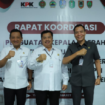 Pemerintah kabupaten Jombang di bawah pimpinan bupati Warsubi berketad untuk memberantas korupsi, sehingga mengajak Ketua DPRD Hadi Atmaji, sekretaris daerah kabupaten Jombang Agus Purnomo dan kepala inspektorat kabupaten Jombang, Abdul Majid Nindyagung hadir langsung rapat koordinasi bersama KPK di Yogyakarta. Foto: jombangkab.go.id
