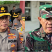Danrem Korem 043 Garuda Hitam, Brigjen Rikas Hidayatullah menyampaikan rasa duka cita  Rumah Sakit Bhayangkara, Polda Lampung. Selasa 18 Maret 2025. (kiri) Kapolda Lampung, Irjen Pol Helmy  Santika. Instagram@laMpunggehnews