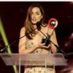 Ana de Armas menerima penghargaan Bintang Aksi Tahun Ini di atas panggung selama Penghargaan Prestasi Layar Besar CinemaCon Dipersembahkan oleh The Coca-Cola Company di OMNIA Nightclub di Caesars Palace selama CinemaCon, konvensi resmi Cinema United, pada tanggal 3 April 2025, di Las Vegas, Nevada.
Foto oleh Jerod Harris/Getty Images
