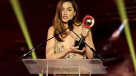 Ana de Armas menerima penghargaan Bintang Aksi Tahun Ini di atas panggung selama Penghargaan Prestasi Layar Besar CinemaCon Dipersembahkan oleh The Coca-Cola Company di OMNIA Nightclub di Caesars Palace selama CinemaCon, konvensi resmi Cinema United, pada tanggal 3 April 2025, di Las Vegas, Nevada.
Foto oleh Jerod Harris/Getty Images