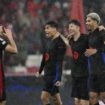 Pemain Barcelona merayakan kemenangan atas Benfica dalam ajang Liga Champions, Rabu (22/1/2025) dini hari WIB. (c) AP Photo/Armando Franca